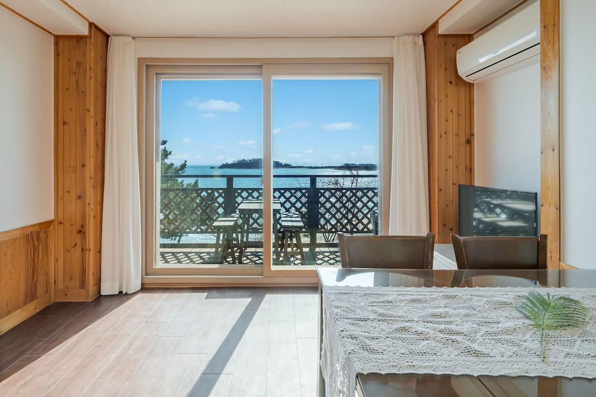 Basic Room, 1 Bedroom (Room 202(Ocean View /BBQ /Terras)) | 1 bedroom, free WiFi