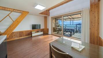 Basic Room, 1 Bedroom (Room 201(Ocean View /BBQ /Terras)) | 1 bedroom, WiFi (free)