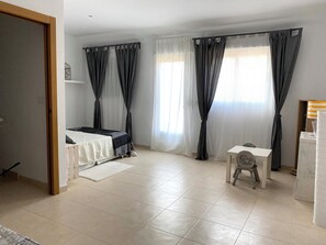 2 Schlafzimmer, Schreibtisch, Bügeleisen/Bügelbrett, Reisekinderbett