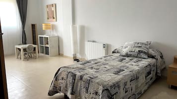 2 slaapkamers, een bureau, een strijkplank/strijkijzer, reisbedje