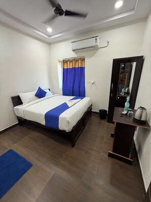 Classic Double Room, City View | Desk, laptop workspace, free WiFi - COCO NET Hotel (Ibrahimpatan)