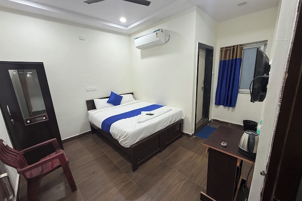 Classic Double Room, City View | Meja, ruang kerja komputer riba, Wi-fi percuma