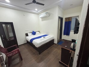 Bureau, espace de travail pour ordinateur portable, Wi-Fi gratuit