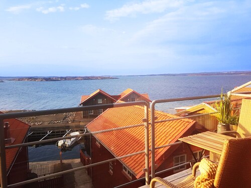 Sea view on an island - 20 meters from the bay, 250 meters from the port