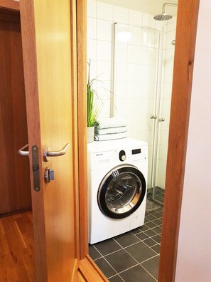 Een douche, een haardroger, handdoeken, zeep