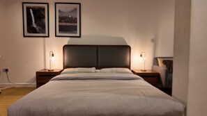 1 bedroom, iron/ironing board, WiFi, bed sheets - Charming studio in vibrant London, with Wi-Fi and easy walk to the Tube. (London)