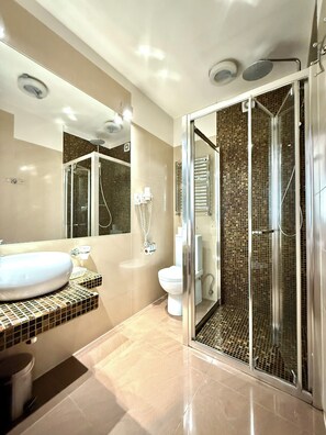 Basic-dobbeltværelse | Badeværelse | Bruser, hårtørrer, håndklæder, Sæbe