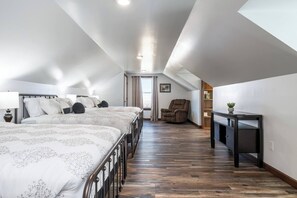5 bedrooms, WiFi, bed sheets - Wine Trail | Game Room | Fire Pit | Sauna/Hot Tub (Penn Yan)