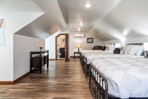 5 bedrooms, WiFi, bed sheets - Wine Trail | Game Room | Fire Pit | Sauna/Hot Tub (Penn Yan)