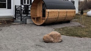 Een huis met een grote houten vatstructuur aan de voorkant.