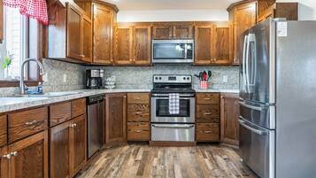 Een koelkast, een magnetron, een oven, een kookplaat