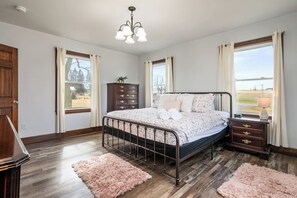 5 bedrooms, WiFi, bed sheets