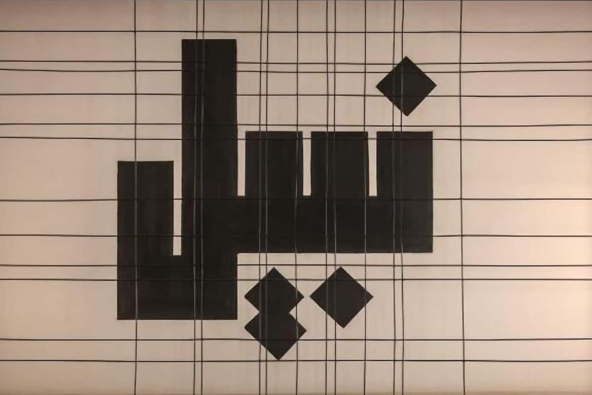 Seinä, jossa on geometrinen kuvio ja arabialainen kalligrafia.