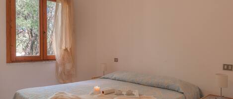 2 bedrooms, travel crib, free WiFi, bed sheets