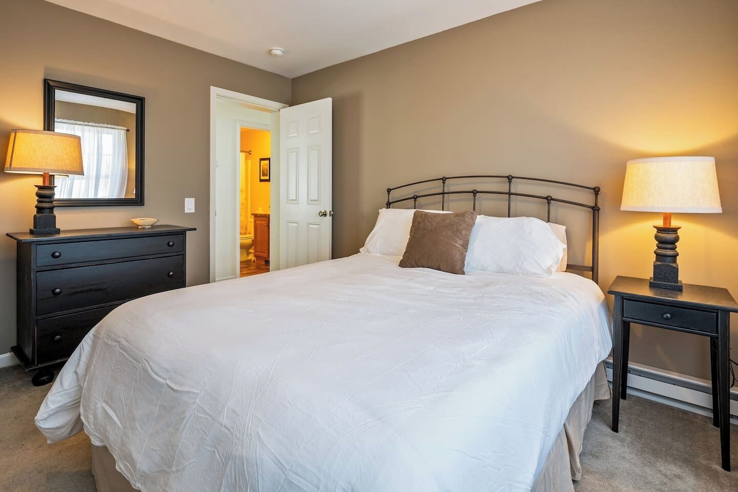 12 habitaciones, tabla de planchar con plancha, wifi y ropa de cama 