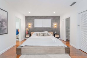 4 bedrooms, desk, iron/ironing board, travel crib - Resort Style Backyard~Heated Pool~Hot Tub~Fire Pit (Fort Lauderdale)