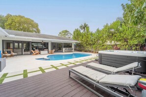 Pool - Resort Style Backyard~Heated Pool~Hot Tub~Fire Pit (Fort Lauderdale)