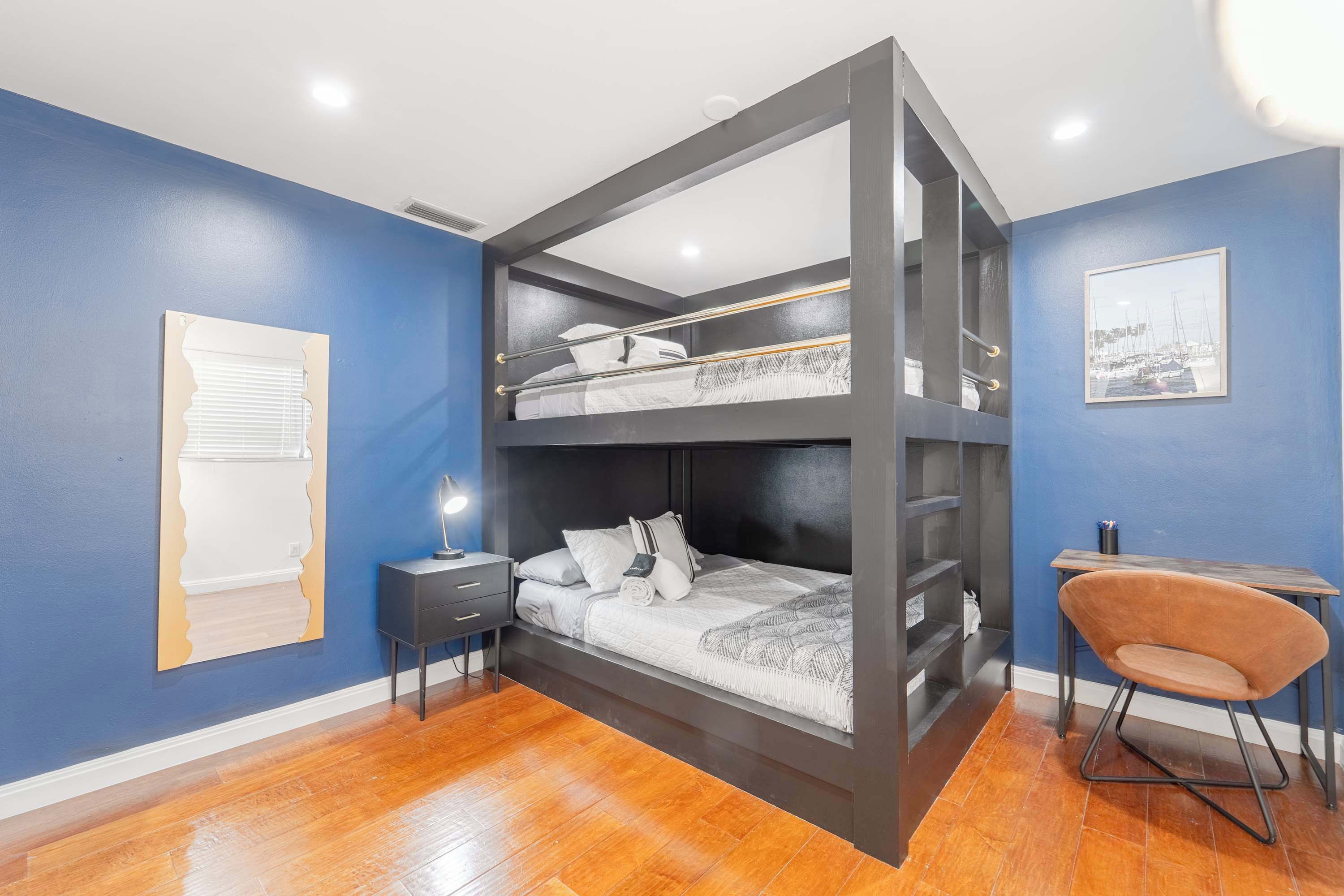 4 Schlafzimmer, Schreibtisch, Bügeleisen/Bügelbrett, Reisekinderbett