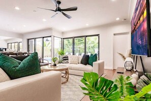 TV, books, offices - Resort Style Backyard~Heated Pool~Hot Tub~Fire Pit (Fort Lauderdale)