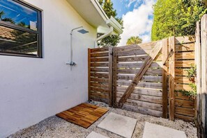 Property grounds - Resort Style Backyard~Heated Pool~Hot Tub~Fire Pit (Fort Lauderdale)