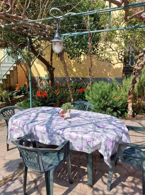 Outdoor dining - Cosy apartment for 6 guests with WIFI, TV, balcony and pets allowed, close to Genoa (Bogliasco)