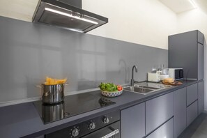 Réfrigérateur, un four, surface de cuisson, cafetière-théière