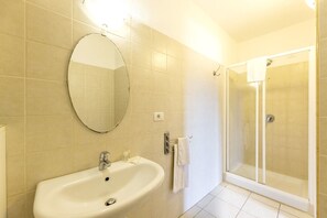 Dusche, Haartrockner, Bidet, Handtücher