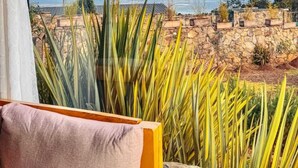 A room with a view of a rocky landscape and vegetation. - ol eburru cottage naivasha (Naivasha)