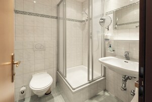 Classic Single Room | Bathroom | Towels, toilet paper