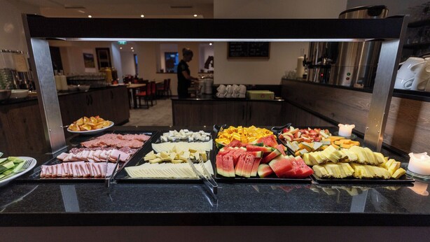 A buffet with various food items including meats, cheeses, fruits, and vegetables. - Heart Hotel Nordstern (Mayrhofen)