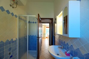 Dusche, Haartrockner, Bidet, Handtücher