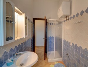 Douche, séchoir à cheveux, bidet, serviettes fournies
