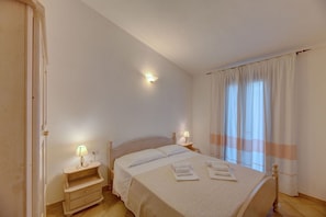 2 bedrooms, travel cot, free WiFi, bed sheets