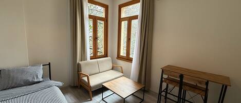 1 habitación, tabla de planchar con plancha, wifi y ropa de cama