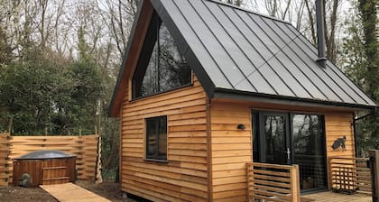 Woodland Cabin Retreat in Alfriston - hot tub