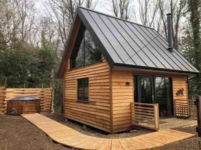 Woodland Cabin Retreat in Alfriston - hot tub