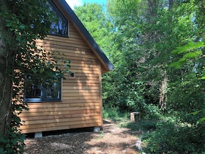 Property grounds - Woodland Cabin Retreat in Alfriston - hot tub (Polegate)