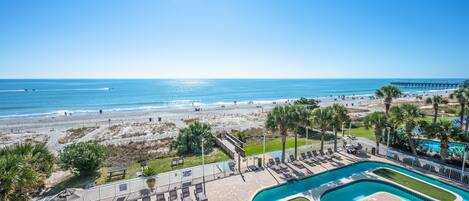 Una piscina cubierta, una piscina climatizada
