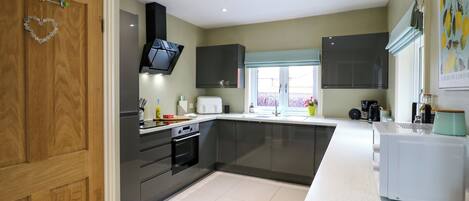 Lave-vaisselle, batterie de cuisine, vaisselle et ustensiles