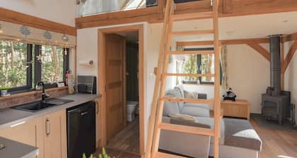 Woodland Cabin Retreat in Alfriston - hot tub