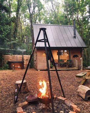 Terrace/patio - Woodland Cabin Retreat in Alfriston - hot tub (Polegate)