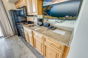 Kühlschrank, Mikrowelle, Ofen, Herdplatte