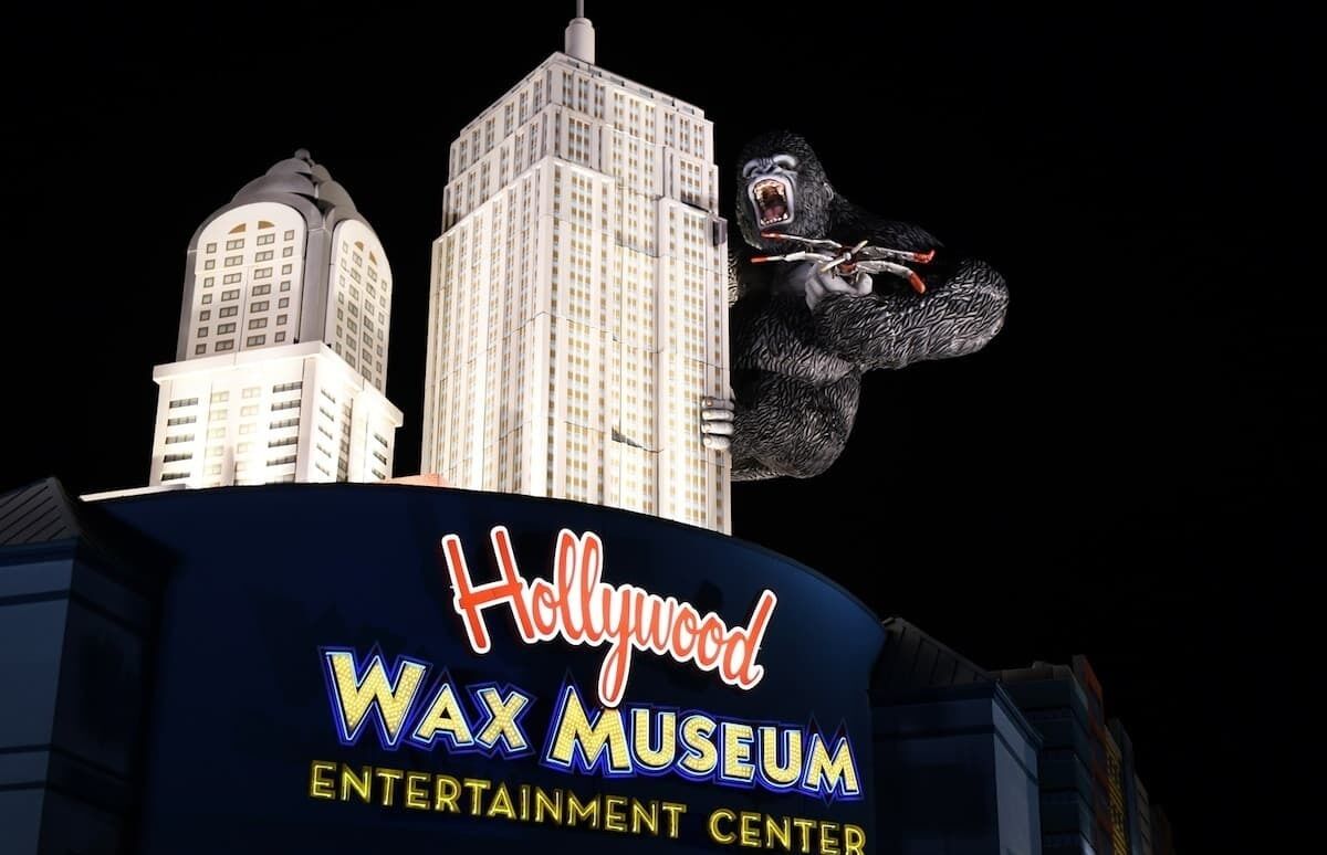 L’enseigne du musée de cire de Hollywood, avec une grande statue de gorille.