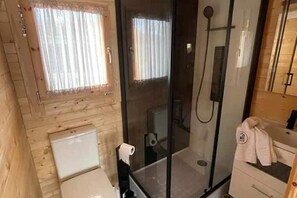 Ducha, toallas, jabón, papel higiénico