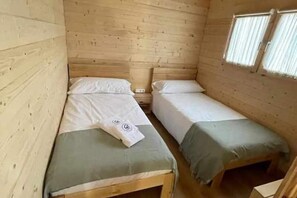 4 habitaciones, tabla de planchar con plancha, wifi y ropa de cama 