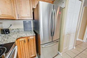 Fridge, microwave, oven, stovetop - Bright condo with balcony & beach access (Myrtle Beach)