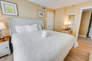 4 bedrooms, iron/ironing board, free WiFi, bed sheets - Bright condo with balcony & beach access (Myrtle Beach)