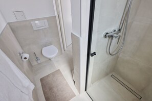 Een haardroger, handdoeken, zeep, toiletpapier