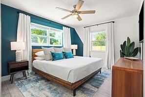 4 bedrooms, iron/ironing board, free WiFi, bed sheets - Heated Pool, 4 Bedrooms, 3 Bathrooms, Close to everything! (Lake Park)