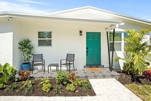 Exterior - Heated Pool, 4 Bedrooms, 3 Bathrooms, Close to everything! (Lake Park)